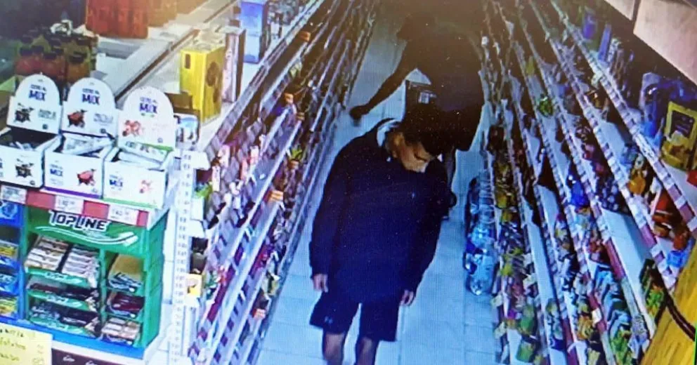 Viedma: le robaron bebidas y los encontró con las manos en la jarra por redes sociales