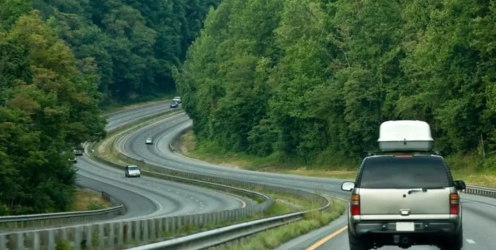 Vacaciones insólitas: se olvidó a su pareja en la ruta y se dio cuenta después de manejar 150 km