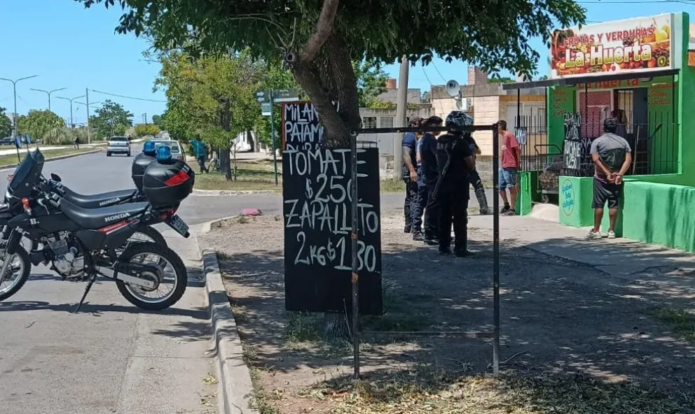 Dos delincuentes asaltaron a una mujer en Viedma: uno de ellos con tobillera electrónica 