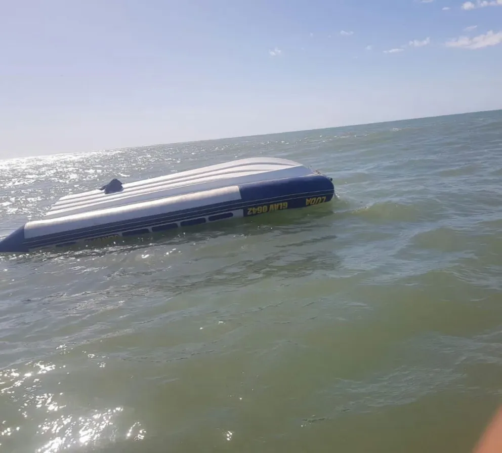 Se les dio vuelta la lancha y fueron rescatados