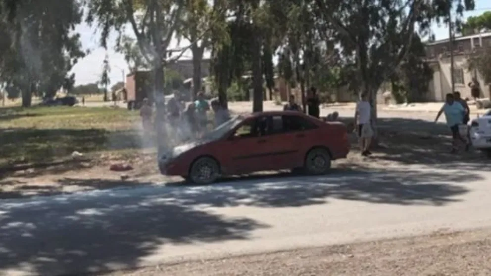 Un auto se prendió fue en el ingreso a Patagones: las hipótesis sobre el siniestro  