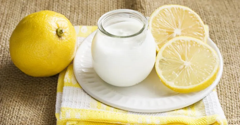 Prueba esta crema casera con limón y yogur para aclarar la piel durante la noche