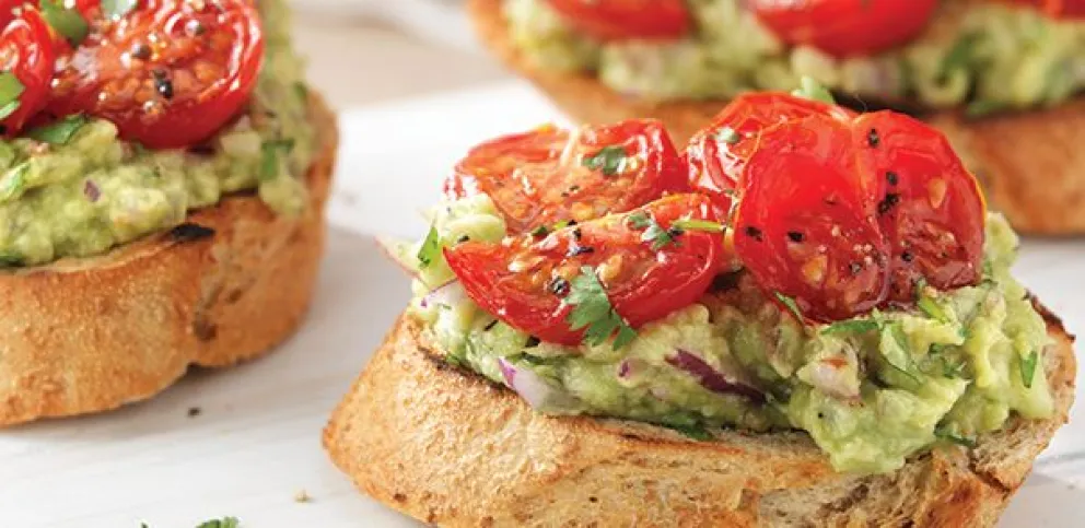 Súper fácil: bruschetta de palta, tomate y frutos secos
