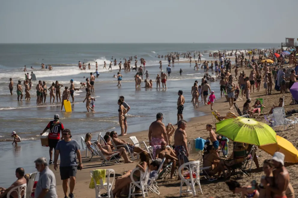 Pinamar: un hombre de 71 años fue golpeado por una ola y está en terapia intensiva