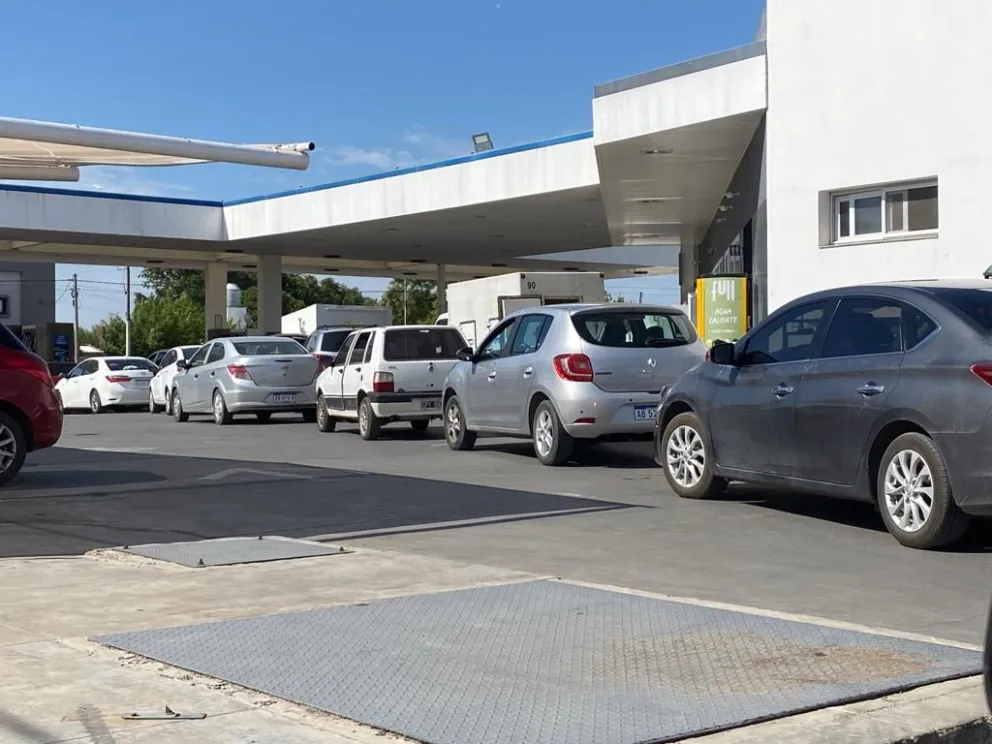 Automovilistas hacen largas filas en la YPF antes de agarrar la ruta para ir a la playa