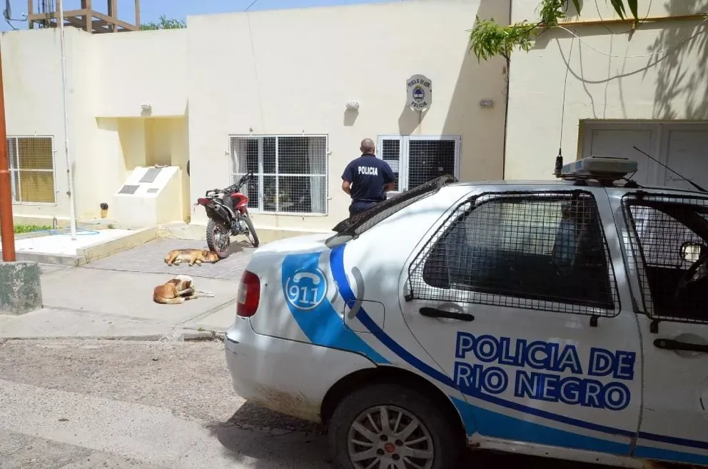 Accidente en Viedma: un motociclista perdió el control, se cayó, y lucha por su vida