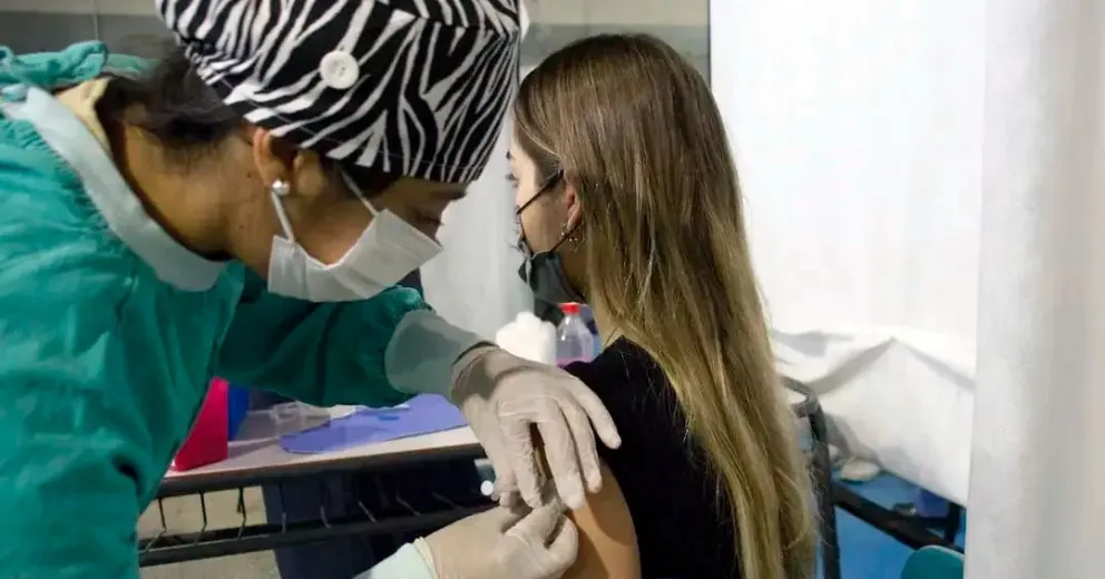 COVID-19: niños y adolescentes podrán aplicarse vacunas de refuerzo