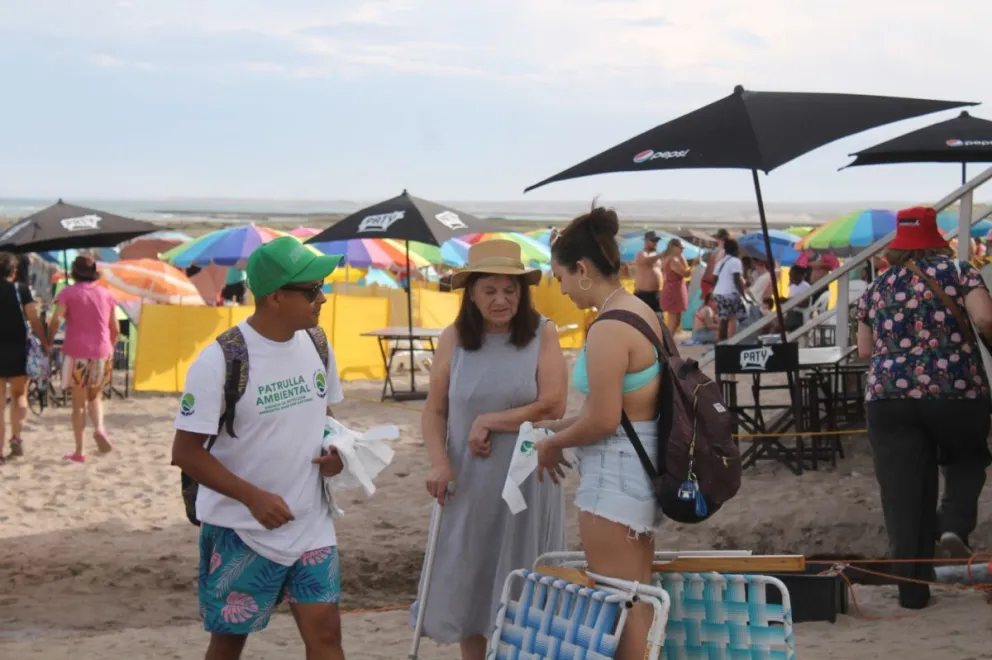 "Llevate la basura a tu casa": una iniciativa para cuidar la playa en Las Grutas