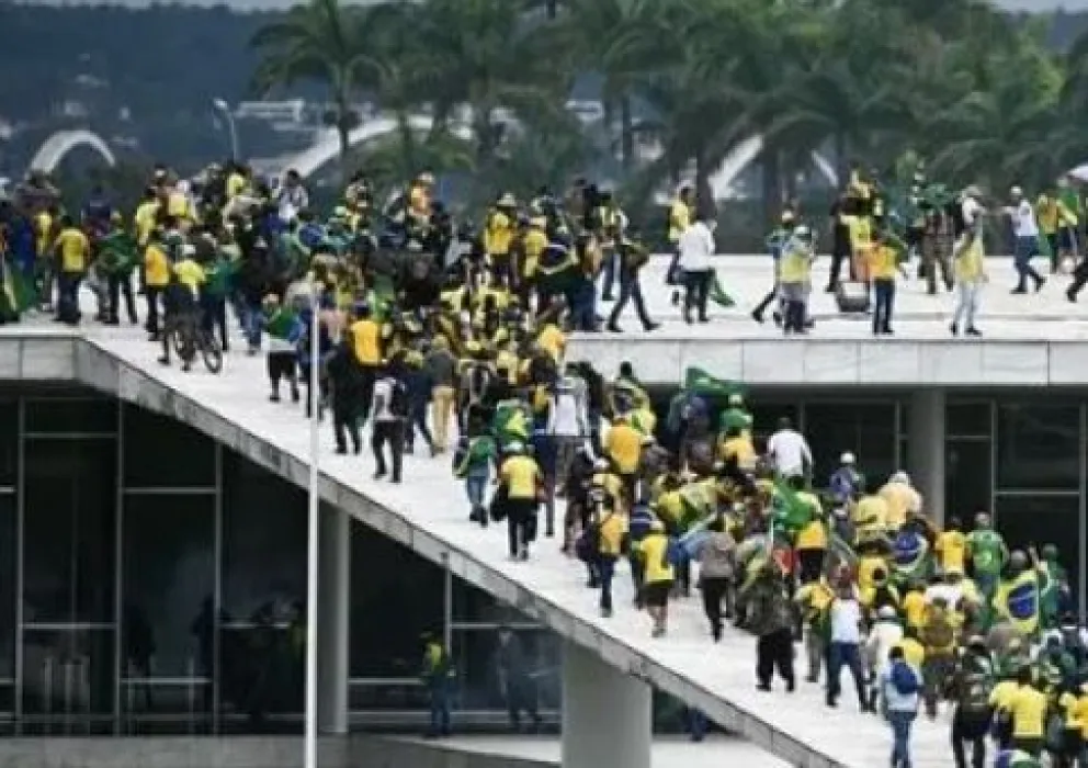 Máxima tensión por cientos de militantes de Bolsonaro que tomaron al Congreso