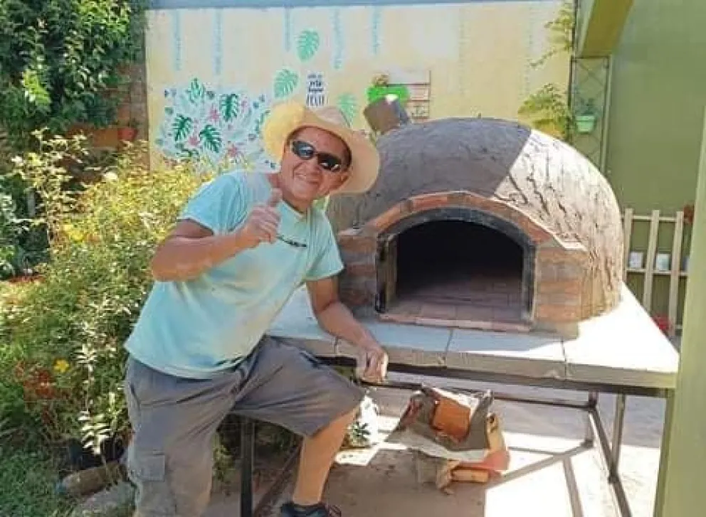 Félix Caril, el artesano que fabrica hornos de barro andariegos