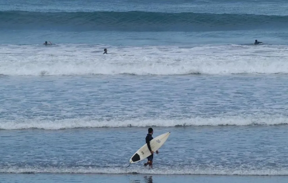 Un joven estaba en apuros en Playa Bonita y lo rescataron los surfistas