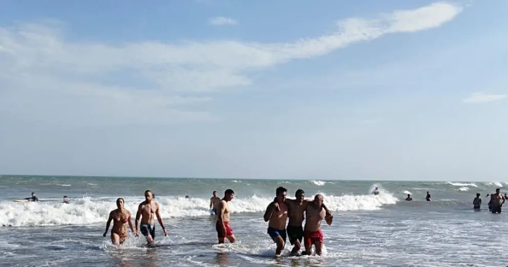 Video: así fue el rescate de los surfistas en El Espigón