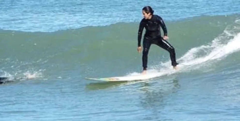 El estremecedor relato de la surfista que rescató a un chico en El Espigón: “Ingresé al agua sabiendo que dejaba a mis dos hijos”