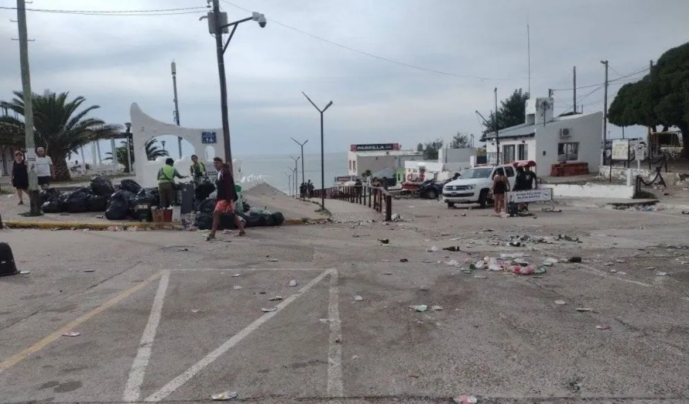 Las Grutas: ante la cantidad de mugre que dejan los turistas, desde el municipio tomaron medidas 