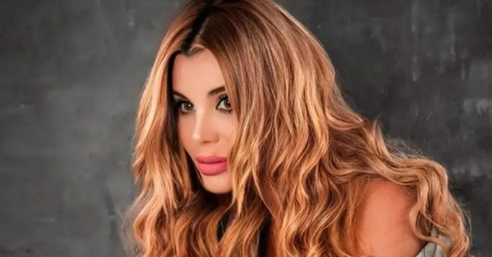 El magnífico look de Charlotte Caniggia: sólo campera de jean con... ¡bucaneras rosas!