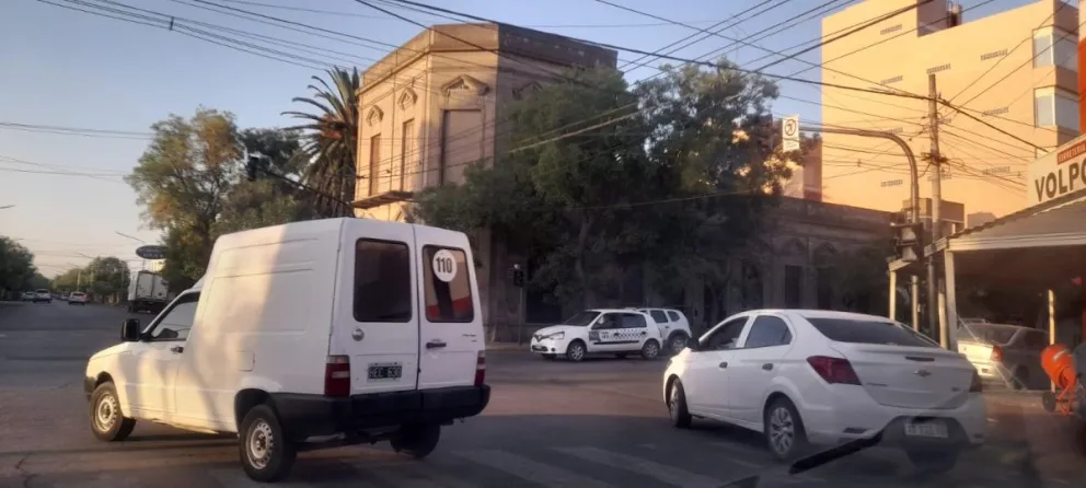 Se cortaron las luces del semáforo, y una esquina de Viedma se transformó en peligrosa