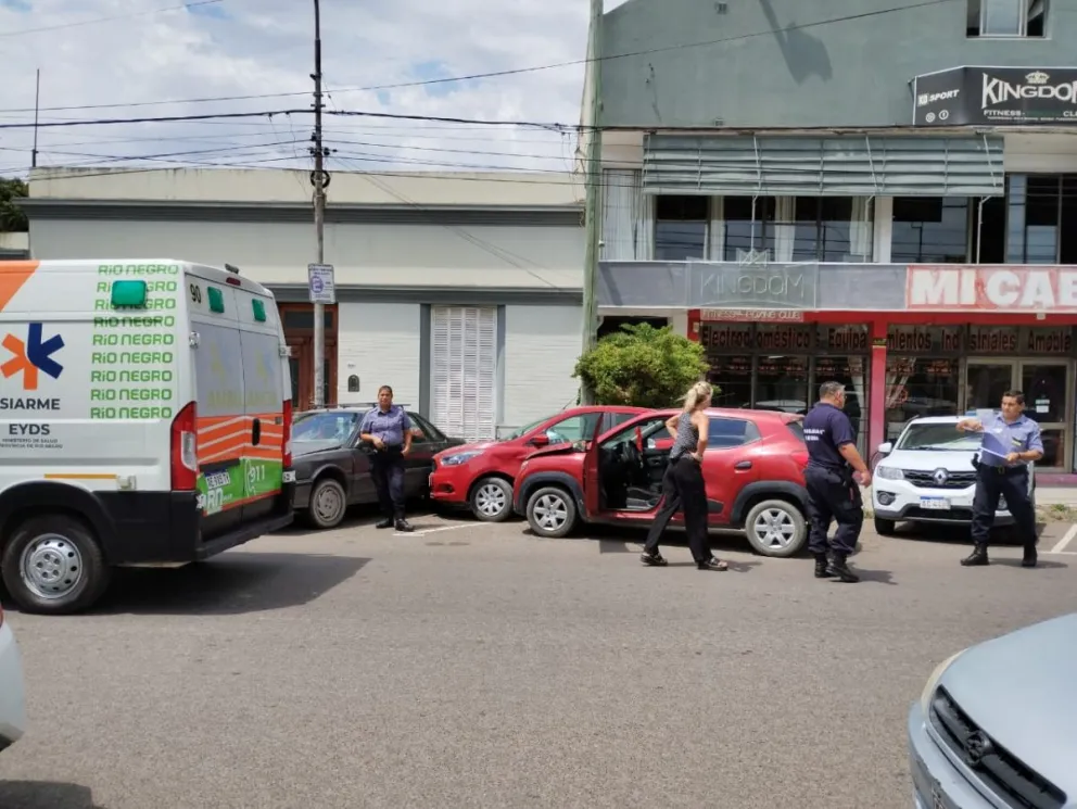 Una señora se descompensó manejando en pleno centro de Viedma y produjo un accidente