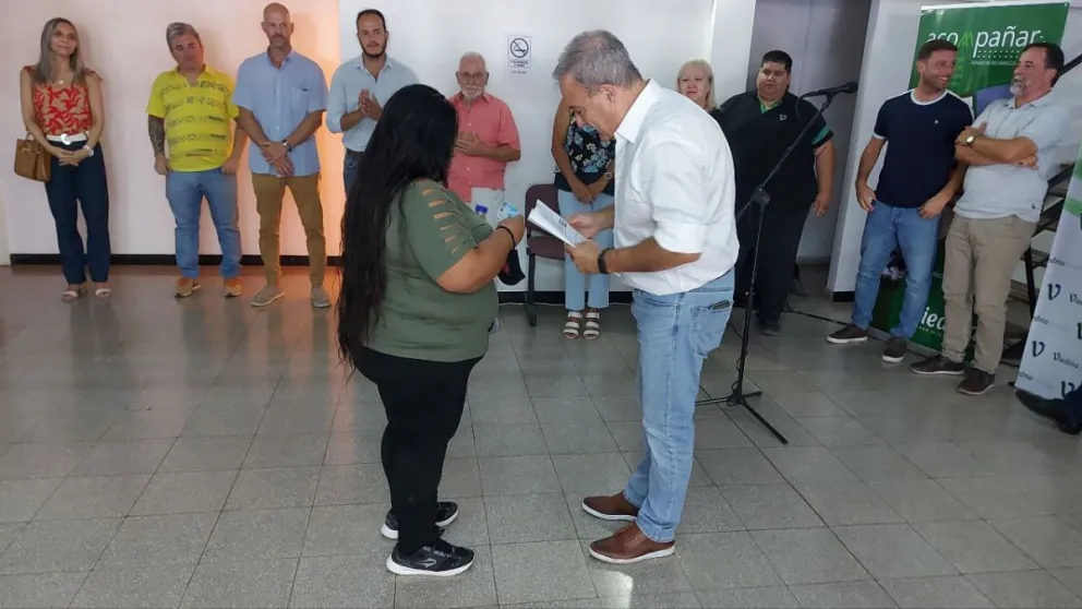 Entregaron subsidios a familias para la compra de materiales de la construcción 