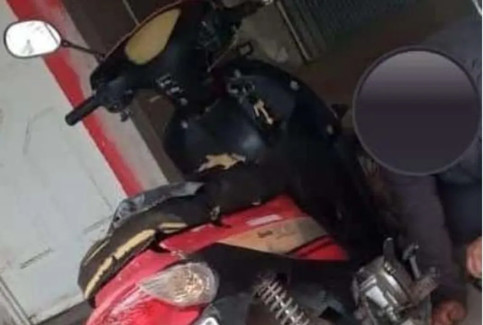 En medio del gentío y a plena luz del día, dos sujetos se llevaron una moto de un supermercado