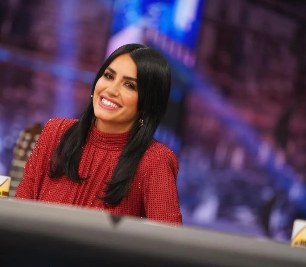 Icónica: Lali apareció en la TV española con una bandera argentina y enseñó a cantar “Muchachos”