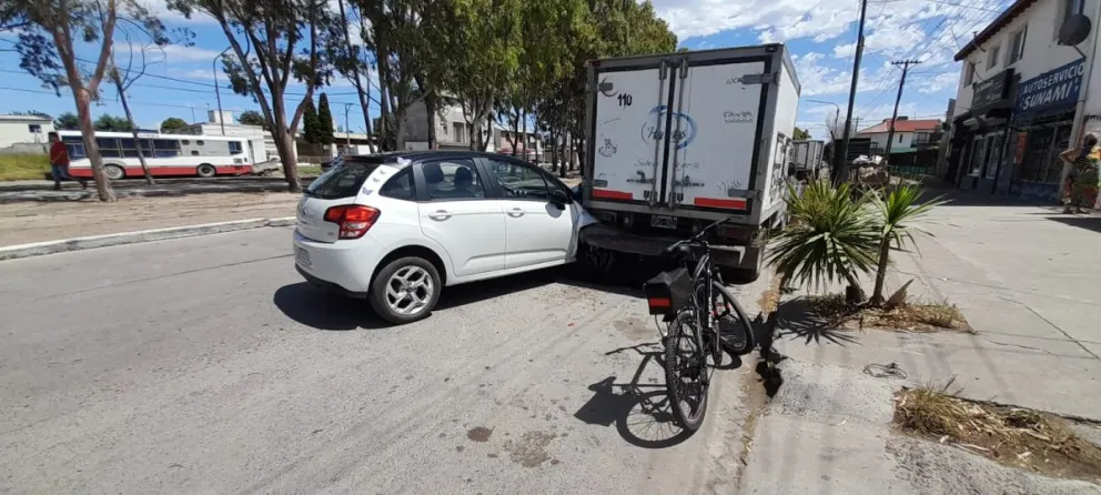 Fuerte choque en boulevard Contín: un vehículo impactó contra un transporte de alimentos estacionado 