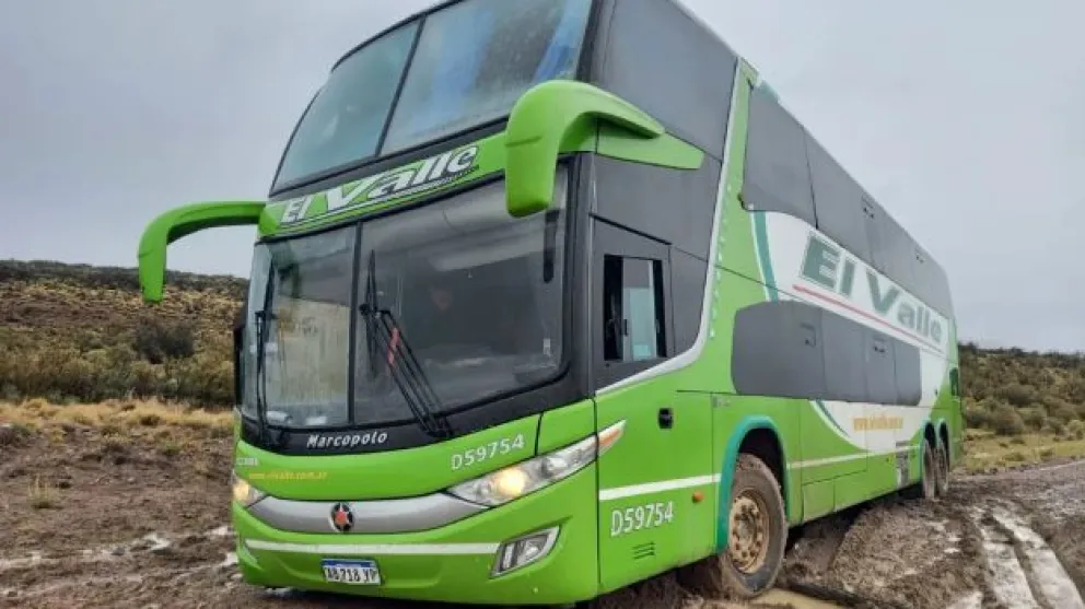 Un micro con 56 pasajeros quedó varado y el chofer caminó 20 kilómetros para pedir ayuda