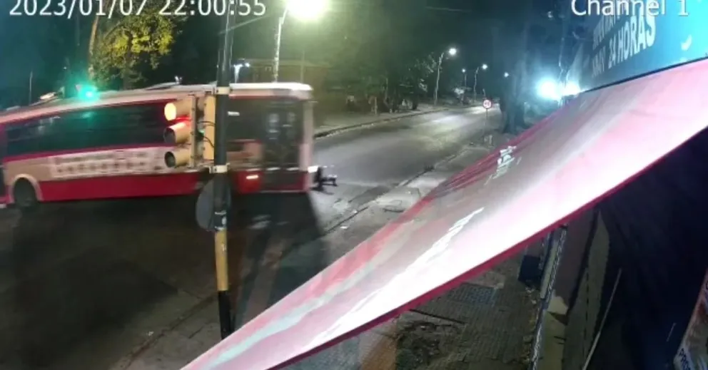 Terrible: el conductor de un colectivo atropelló y mató a un joven de 18 años