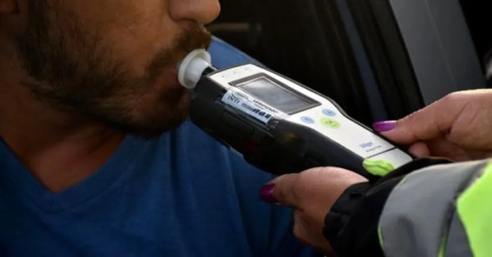 Hizo todo mal: manejaba borracho con 1,40 gr/l y le dio una piña a un policía