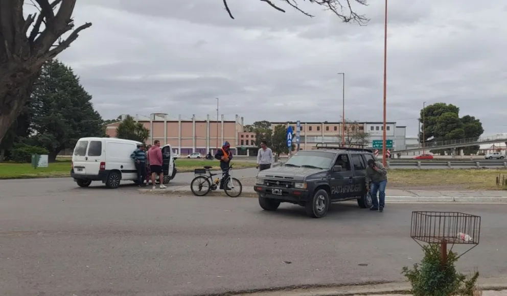 Fuerte choque en la rotonda cercana al puente nuevo