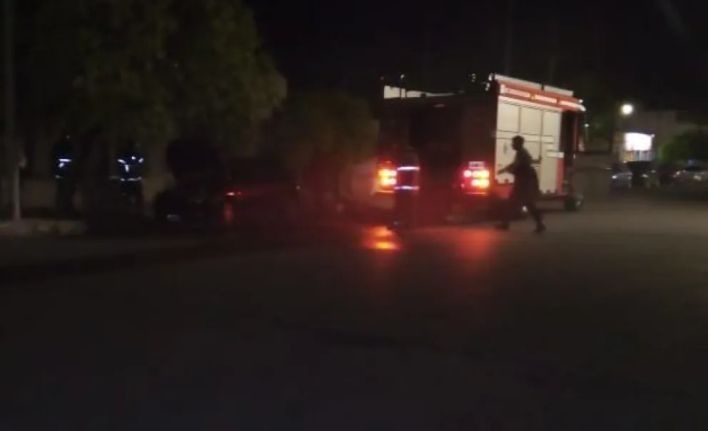Un auto se prendió fuego, y los bomberos llegaron a tiempo para evitar el incendio total