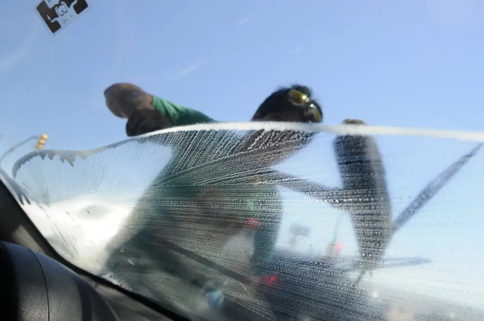 Mendoza: paró en un semáforo, se negó a que le limpien el parabrisas y fue atacado hasta quedar inconsciente