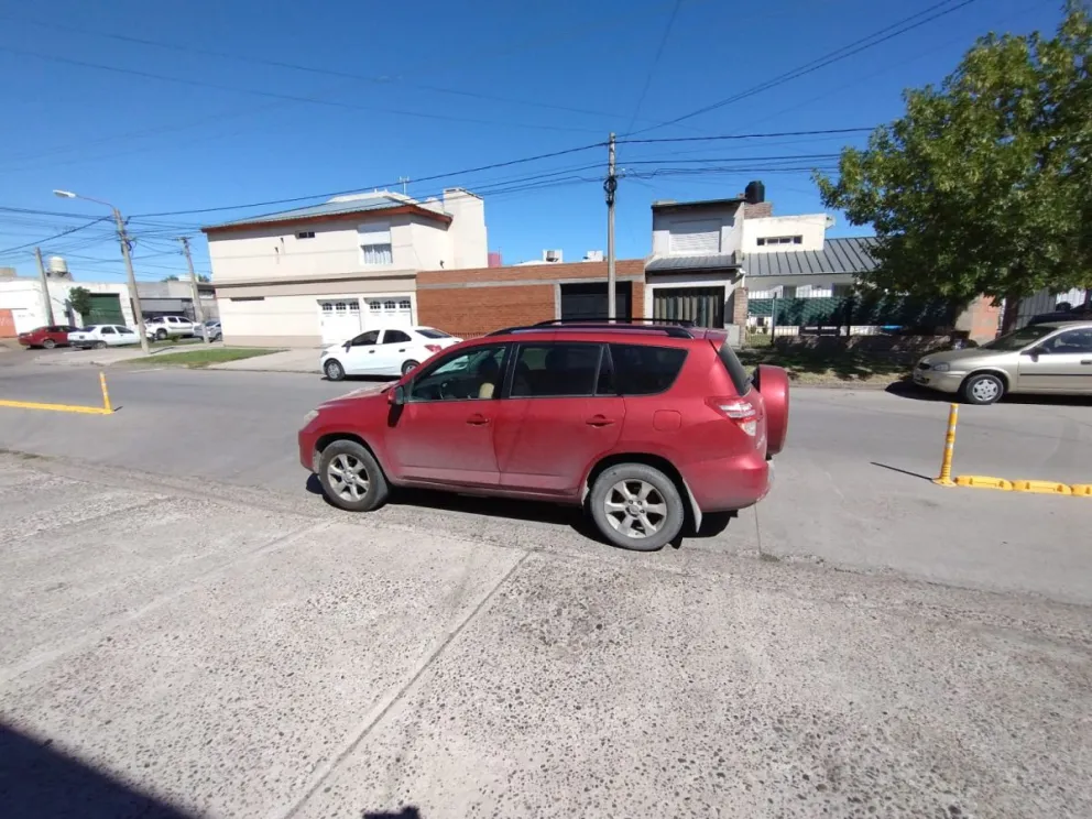 El estacionamiento indebido en las ciclovías parece moneda corriente en Viedma