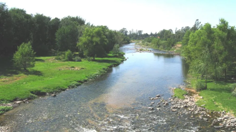 Impactante: un joven se prendió fuego y se tiró al río como parte de una broma 