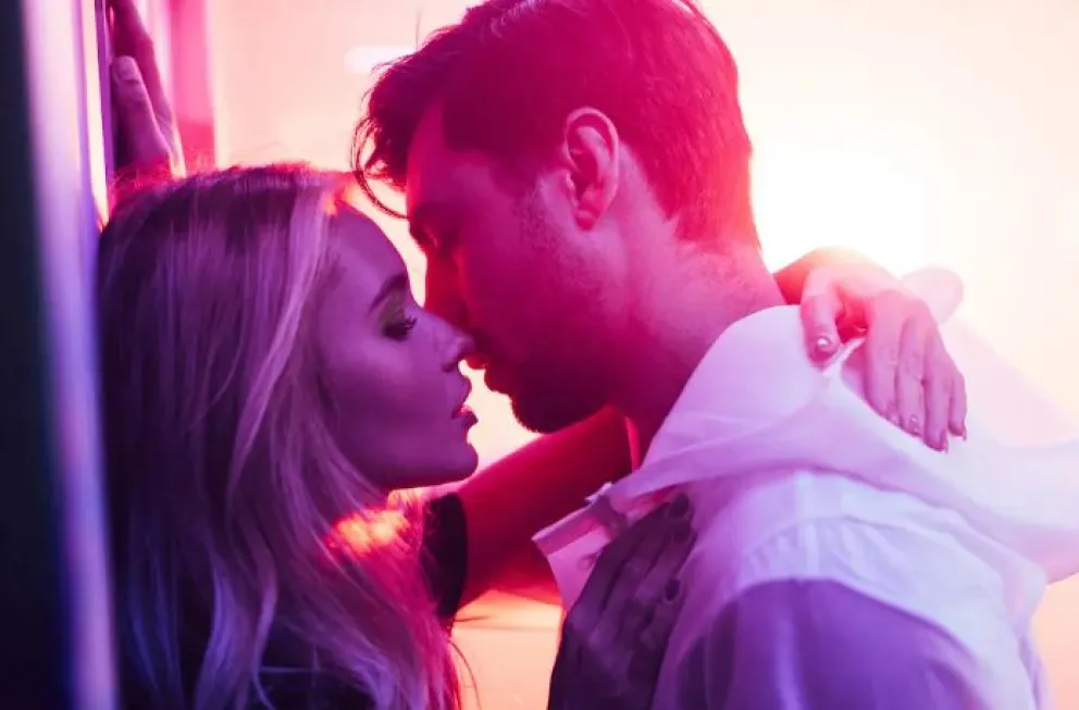 Esto es lo que hace cada signo del zodíaco cuando no resiste las ganas de besarte 