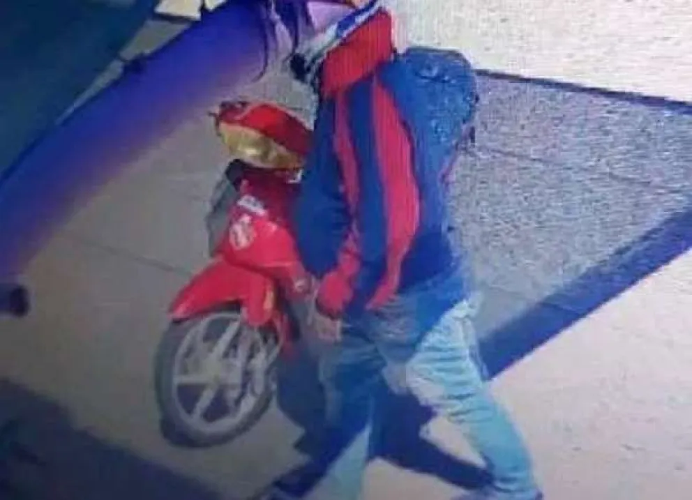 Otro robo de moto en un supermercado enciende las alarmas: esta vez el ladrón quedó filmado