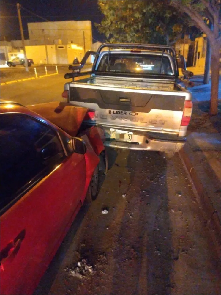 Madrugada accidentada en Viedma: un Gol se chocó una camioneta estacionada 