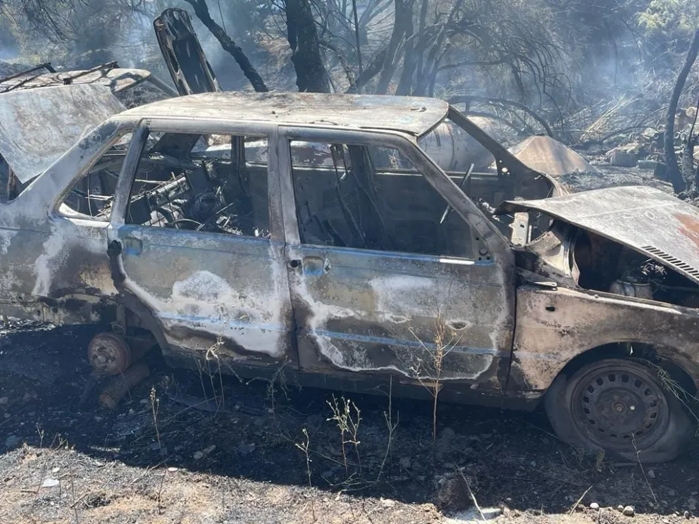 Un incendio en una chacra destruyó dos autos