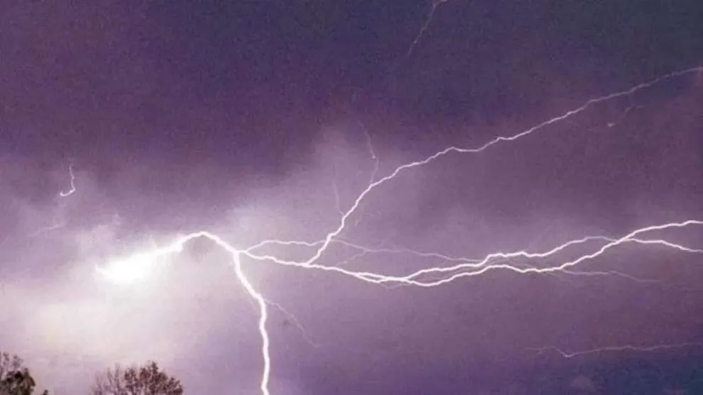 Recibió una descarga al usar el celular con el cargador enchufado durante una tormenta