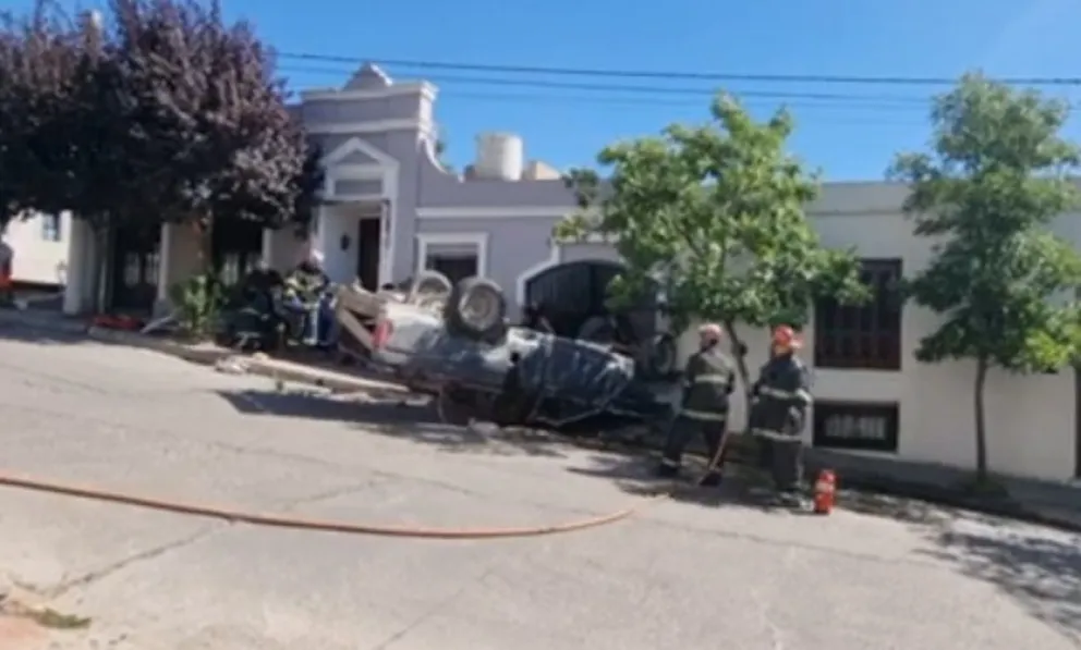 Perdió el control de su camioneta y protagonizó un espectacular vuelco