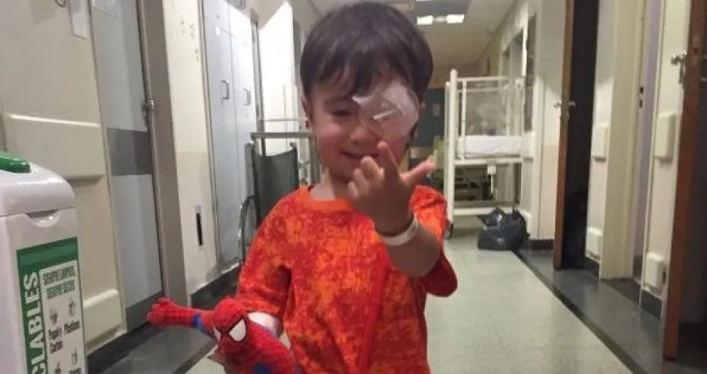 Cómo sigue en el nene de Viedma que se clavó un tenedor en el ojo: “Queda esperar la segunda operación”