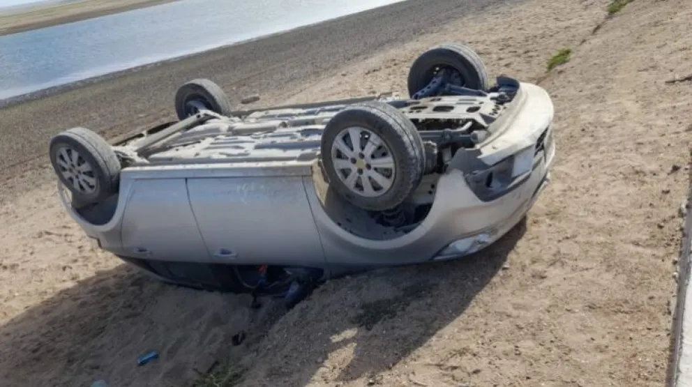 Una mujer se despistó y volcó frente a un parador