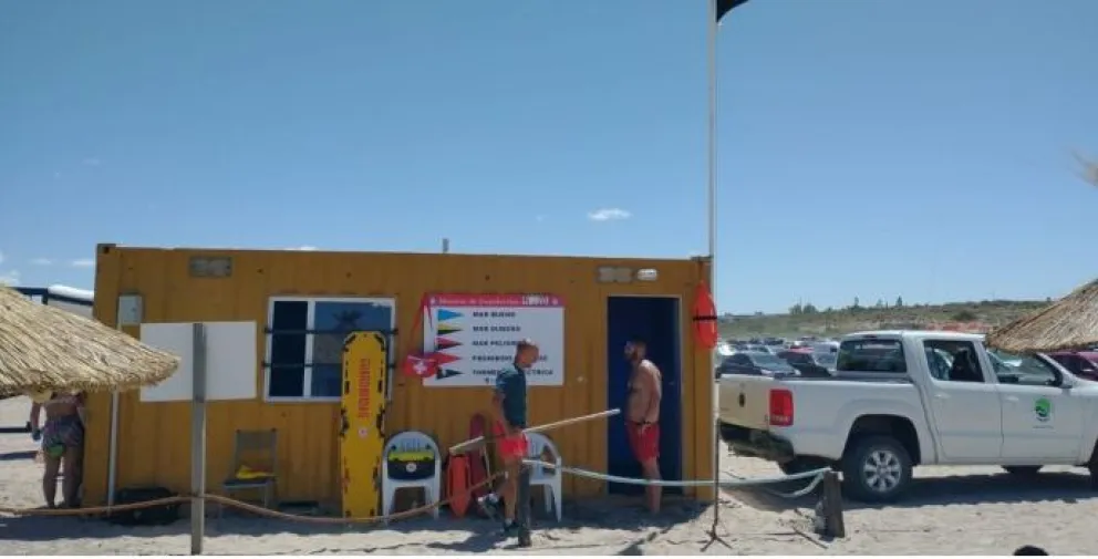 Guardavidas salvaron a una nena en Piedras Coloradas: el dramático momento cuando la encontraron 
