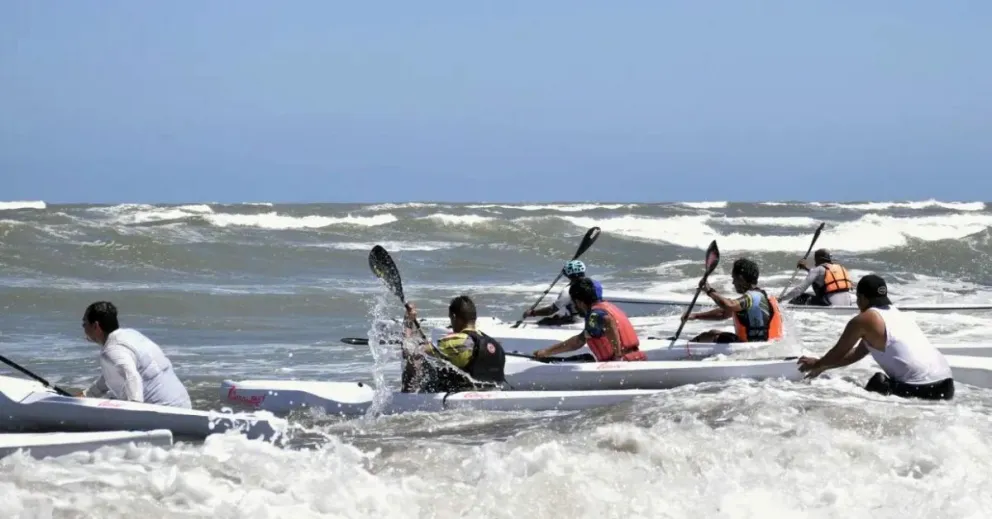 Los kayaks coparon la playa con la regata oceánica “Héroes de Malvinas”