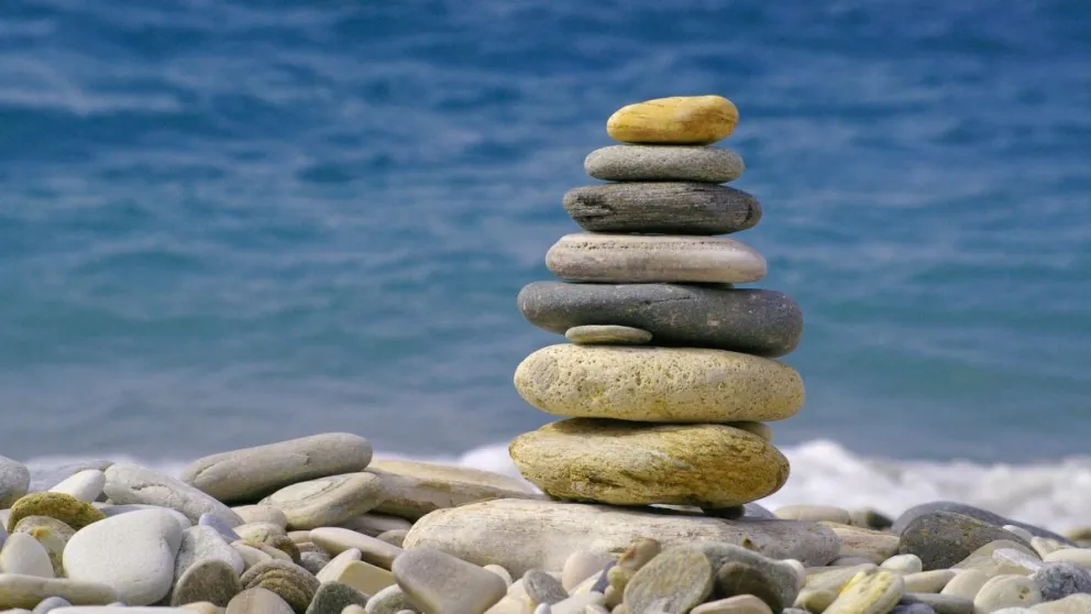 El peligro de hacer una pila de piedras en la playa: conoce por qué es riesgoso