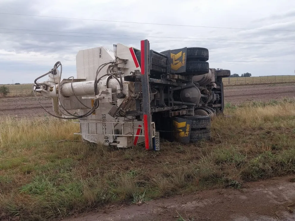 Un camión con alimentos balanceados volcó en la ruta 3 y el tránsito está restringido