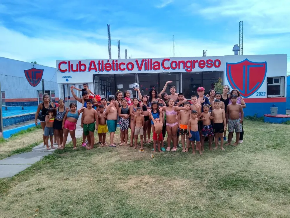 Decenas de niños de un merendero disfrutaron de la pileta de Villa Congreso