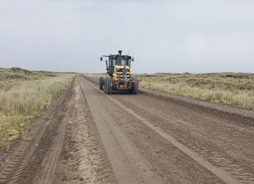 Vialidad de Río Negro mete máquinas en el mantenimiento del Camino de la Costa