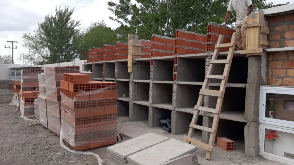 Siguen con la construcción de nichos en el cementerio de Viedma 