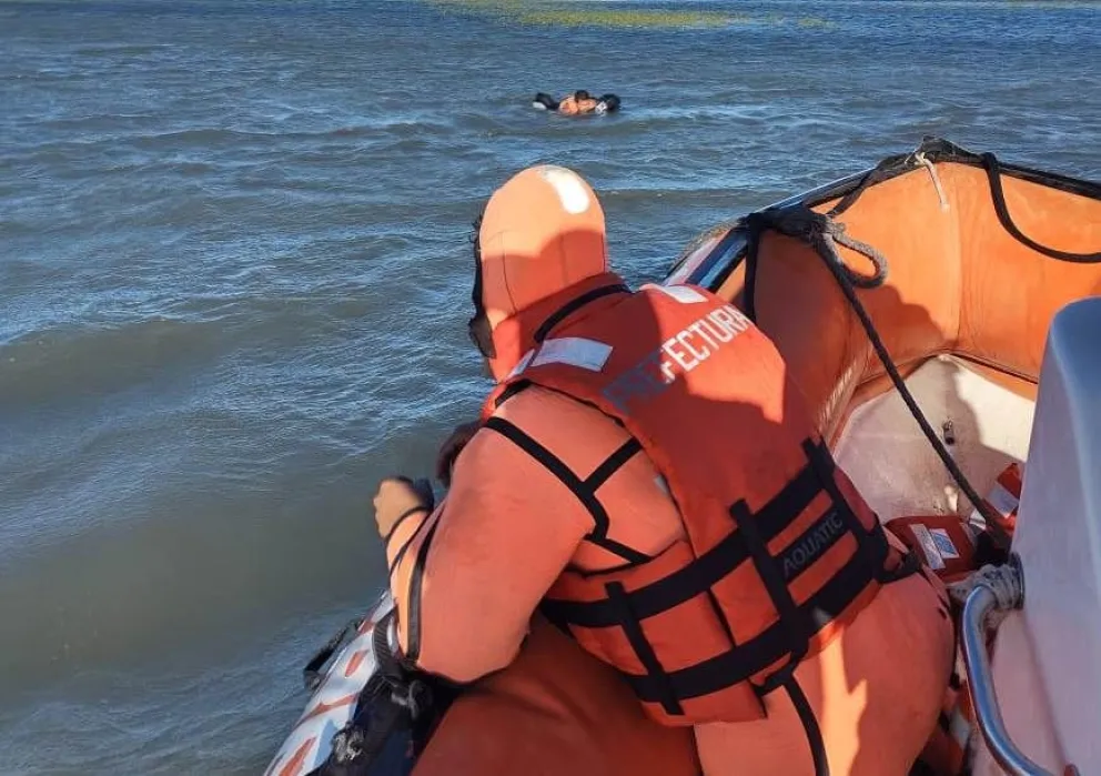 Efectivos de Prefectura rescataron a un deportista de kitesurf que se golpeó contra un banco de ostras