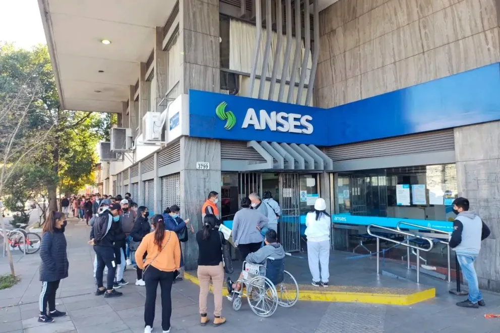 Jubilaciones, AUH y más: quiénes cobran el jueves 19 